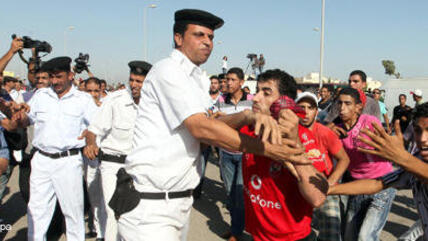 Ägyptische Sicherheitsbeamte halten Demonstranten am 29. Juli 2011 auf dem Tahrir-Platz in Schach; Foto: dpa