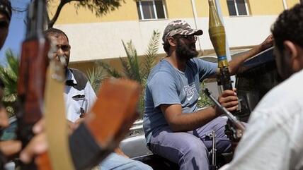 Rebellen in Tripolis; Foto: dpa/picture-alliance