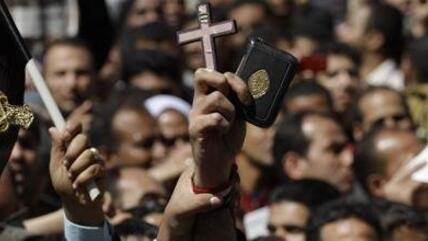 Demonstranten auf dem Tahrir-Platz halten Kreuz und Koran hoch; Foto: dapd