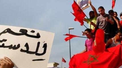 "Ja zur Verfassung!" - Regierungsanhänger demonstrieren in Rabat; Foto: AP