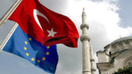 EU- und Türkeiflaggen vor der Nur-i Osmaniya-Moschee in Istanbul; Foto: dpa