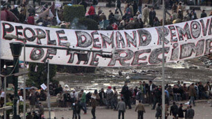 Demonstranten in Kairo verlangen im Februar 2011 den Regimewechsel; Foto: AP
