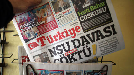Türkische Tageszeitung Hürriyet an einem Zeitungsstand; Foto: picture-alliance/dpa