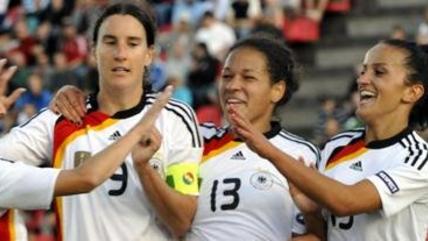 Prominente Vorbilder im deutschen Team: Da Mbabi (2.v.r. ) und Bajramaj (r.) sind in der Nationalelf voll integriert