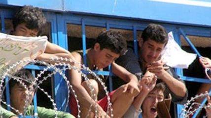 Flüchtlinge in einem Aufnahmelager auf der griechischen Insel Lesbos, Foto: AP