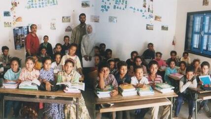 Kinder einer Landschule bei Essaouira erhalten Bücher der Bücherkarawane; Foto: Regina Keil-Sagawe