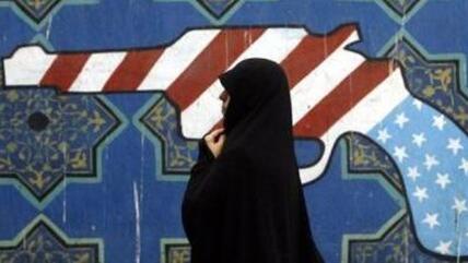 Iranerin passiert Wandbild an der ehemaligen US-Botschaft in Teheran; Foto: dpa