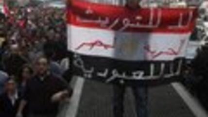 متظاهر مصري يحمل العلم المصري كتب عليها لا للتوريث ولا للعبودية dpa  