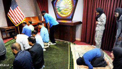Muslim Pentagon employees praying in the Pentagon in Arlington, 2010 (photo: © picture alliance/abaca)