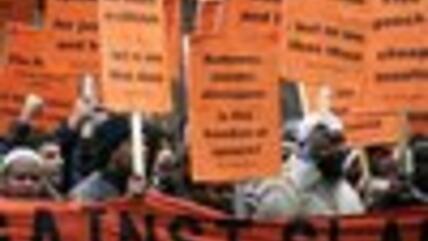 مسلمون يتظاهرون احتجاجا على الرسوم الكاريكاتورية في لندن، الصورة: أ ب 