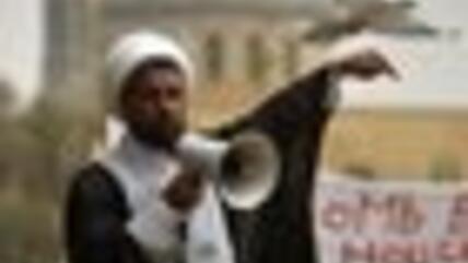 ناشط إسلامي في بغداد، أ ب