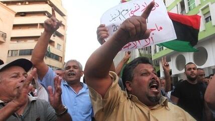 متظاهرون في بنغازي يدينون مقتل السفير الأمريكي في بلدهم الصورة روزيتر