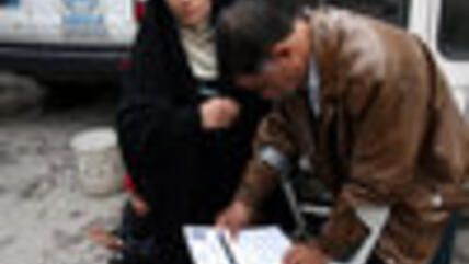 عراقي وزوجته أمام مكتب مفوضية الأمم المتحدة للاجئين في دمشق، الصورة: أ ب