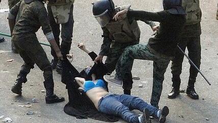 الأمن المصري في عنف ضد المتظاهرات، الصورة رويتر