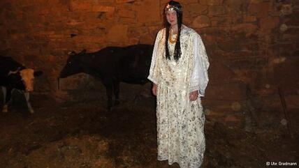 أوته ترتدي زيا تقليديا أمازيغيا، وهي تستبعد الزواج من مغربي 