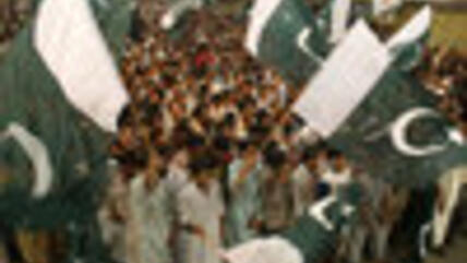 شباب يرفعون العلم الباكستاني، الصورة: أ ب