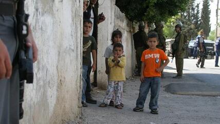 يصور فيلم ''خمس كاميرات مكسورة'' للمخرجين الفلسطيني عماد برناط والاسرائيلي جاي دفيدي النضال السلمي لبلدة بلعين في الضفة الغربية ضد الجدار الفاصل 