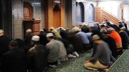 Männer beim Beten in der Eyüp Sultan Camii in Hamburg, Foto: picture-alliance/dpa