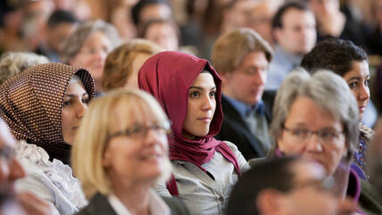 Muslimische Frauen verfolgen eine Feierstunde in der Westfälischen Wilhelms-Universität in Münster; Foto: Rolf Vennenbernd/dpa