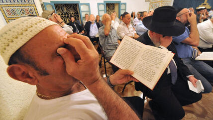 يهود يصلون في كنيس يهودي شمال المغرب. غيتي إميجيس