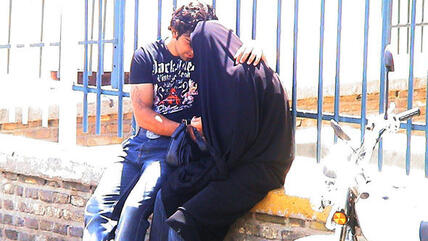 شاب وفتاة تربطهما علاقة حب في إيران. دويتشه فيله