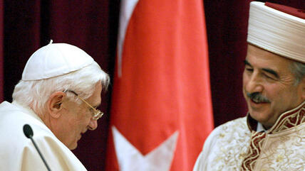 البابا بندكت السادس عشر في لقاء مع مسؤول الشؤون الدينية السابق في تركيا علي بردقغولو عام 2006 . د ب أ