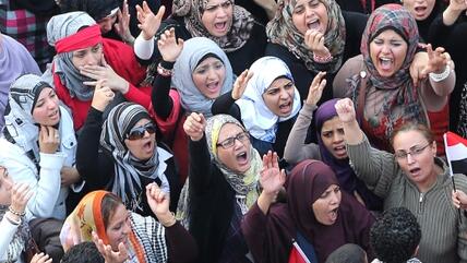 Egyptian women shout slogans against the President Mohamed Morsi decree, at Tahrir Square, Cairo, Egypt, 27 November 2012 (photo: dpa)