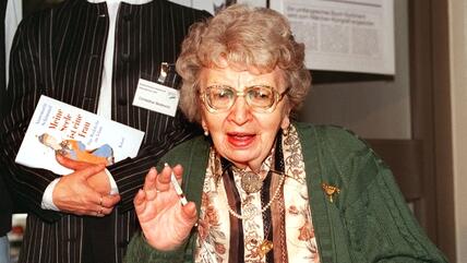 Annemarie Schimmel during a book signing in 1995 (photo: picture-alliance/dpa)