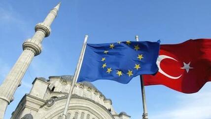 A Turkish and a EU flag in front of a mosque in Istanbul in 2005 (photo: Osman Orsal/AP)