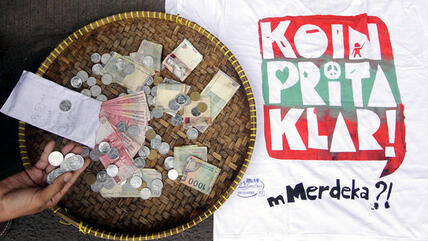 A t-shirt bearing the logo of the 'Coin for Prita' campaign (photo: NURANI NUUTONG/AFP/Getty Images)