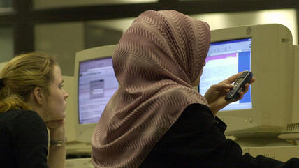 A young Muslim woman in front of a computer (photo: dpa)