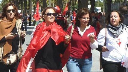 متظاهرات: احتجاجاً على اغتصاب رجال الأمن لإحدى الفتيات في تونس. الصورة: دويتشه فيله
