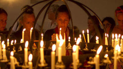 People lighting candles for the victims of the massacre in Norway (photo: Matt Dunham/AP/dapd)
