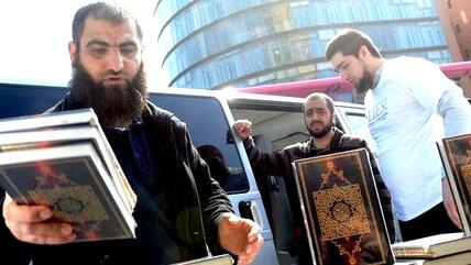 Salafists in Berlin give away free copies of the Koran (photo: dpa)