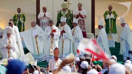 pope Benedict XVI. and preachers in Lebanon (photo: Reuters)