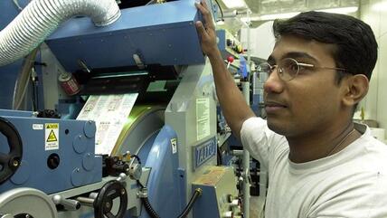 Foreign skilled employee in a German company (photo: picture-alliance/dpa)