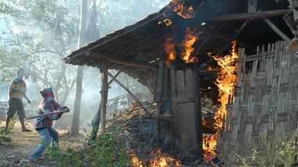 Männer überfallen schiitische Wohnhäuser in Sampang und setzen sie in Brand; Foto: Getty Images