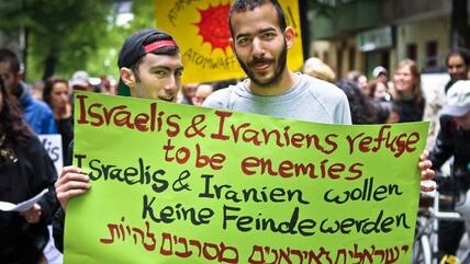 People taking part in an Iranian-Israeli Circle demonstration (photo: Jakob Huber)