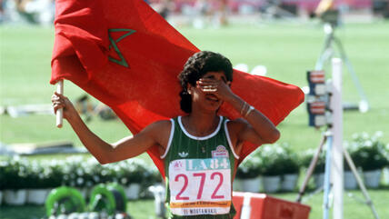 Nawal El Moutawakel after winning a gold medal at the Olympics in 1984 (photo: picture-alliance/dpa)