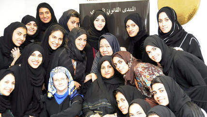 Saudische Frauen, die zu den ersten weiblichen Juristinnen in Saudi-Arabien gehören, mit ihren Professorinnen am Dar al-Hikma College; Foto: picture-alliance/dpa 