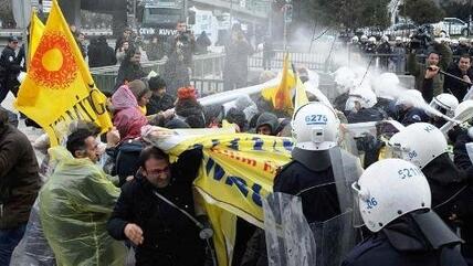 Clashes between police and people demonstrating against the planned school reform in Ankara on 28 March 2012 (photo: Reuters)