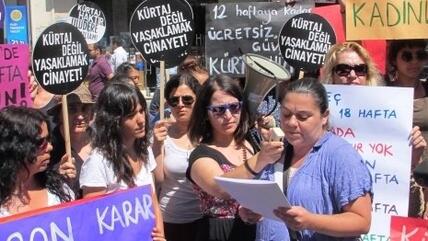 Protestveranstaltung gegen Abtreibungsgesetz in Istanbul mit Selen Lermioğlu Yılmaz (r.); Foto: Fatma Kayabal