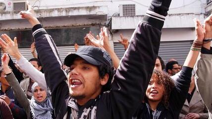 Young protestors in Tunisia in April 2012 (photo: picture-alliance/dpa)