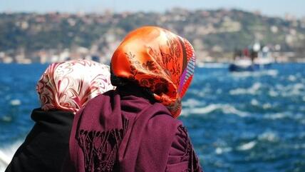 Zwei Frauen in einem Boot auf dem Bosporus; Foto: © Varbenov