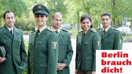 A "Berlin braucht dich!" promotional poster shows German policemen and policewomen with a migrant background (photo: www.berlin-braucht-dich.de)