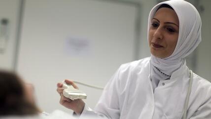 The physician Hatice Aygün is wearing a headscarf at at a hospital in the city of Lübeck (photo: dpa)