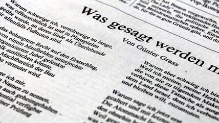 Gedicht des Schrifstellers Günter Grass mit dem Titel Was gesagt werden muss auf der Feuillton-Seite der Süddeutschen Zeitung; Foto: dpa