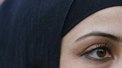 Junge Muslima mit Kopftuch, Foto: dpa
