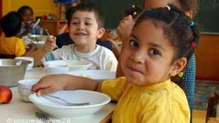 Children of different nationalities eating together in the multicultural kindergarten of St Simeon in Berlin (photo: picture alliance)