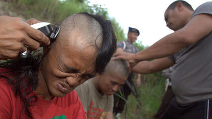 Polizeibeamte rasieren die Köpfe von indonesischen Punks am 14. Dezember 2011; Foto: EPA